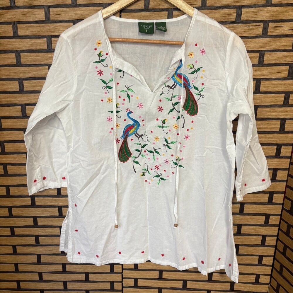Mountain Lake White Embroidered Top Size Small
